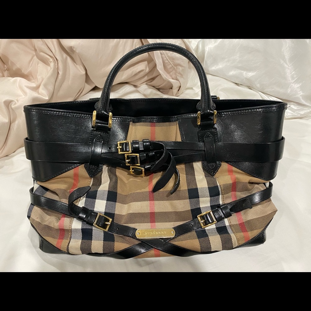 Burberry purse excellent condition